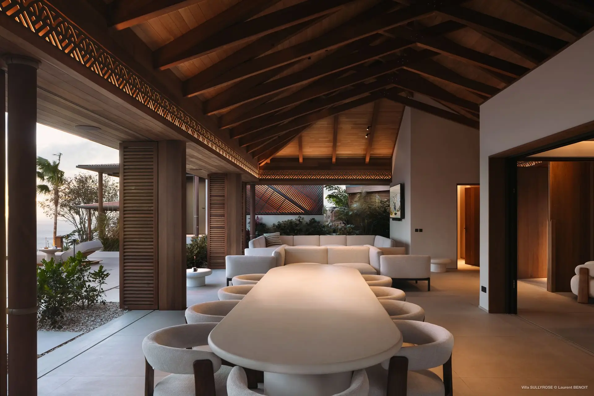 Maison Sully Rose open-air dining and living space