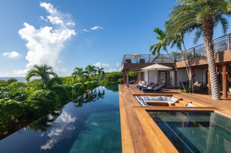 Villa Aura infinity pool in Gouverneur